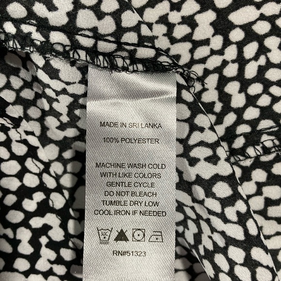 Vince Camuto Black and White V Neck, Ruffle Sleeve Blouse. Size M - Picture 10 of 11